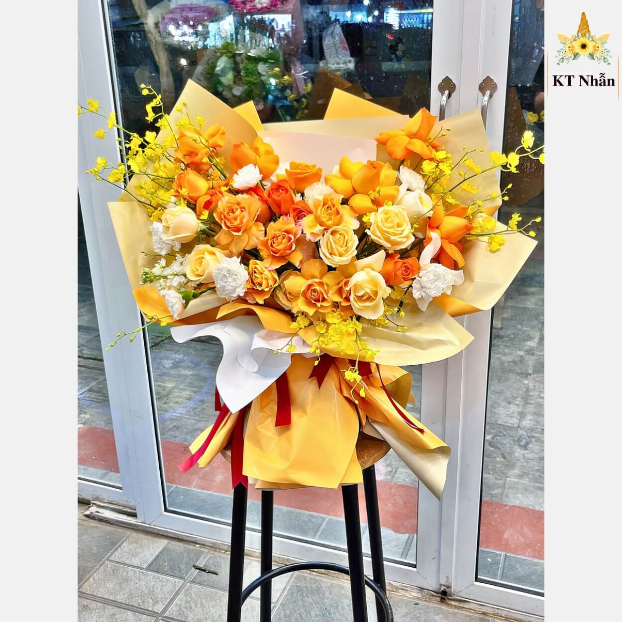 bo-hoa-chuc-mung-tong-cam-vang-bht06-cua-hang-hoa-tuoi-kt-nhan-bach-mai-ha-noi