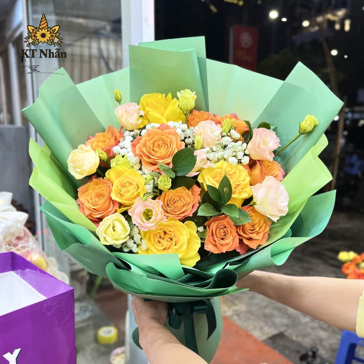 bo-hoa-chuc-mung-tong-xanh-vang-bht028-cua-hang-hoa-tuoi-kt-nhan-bach-mai-ha-noi