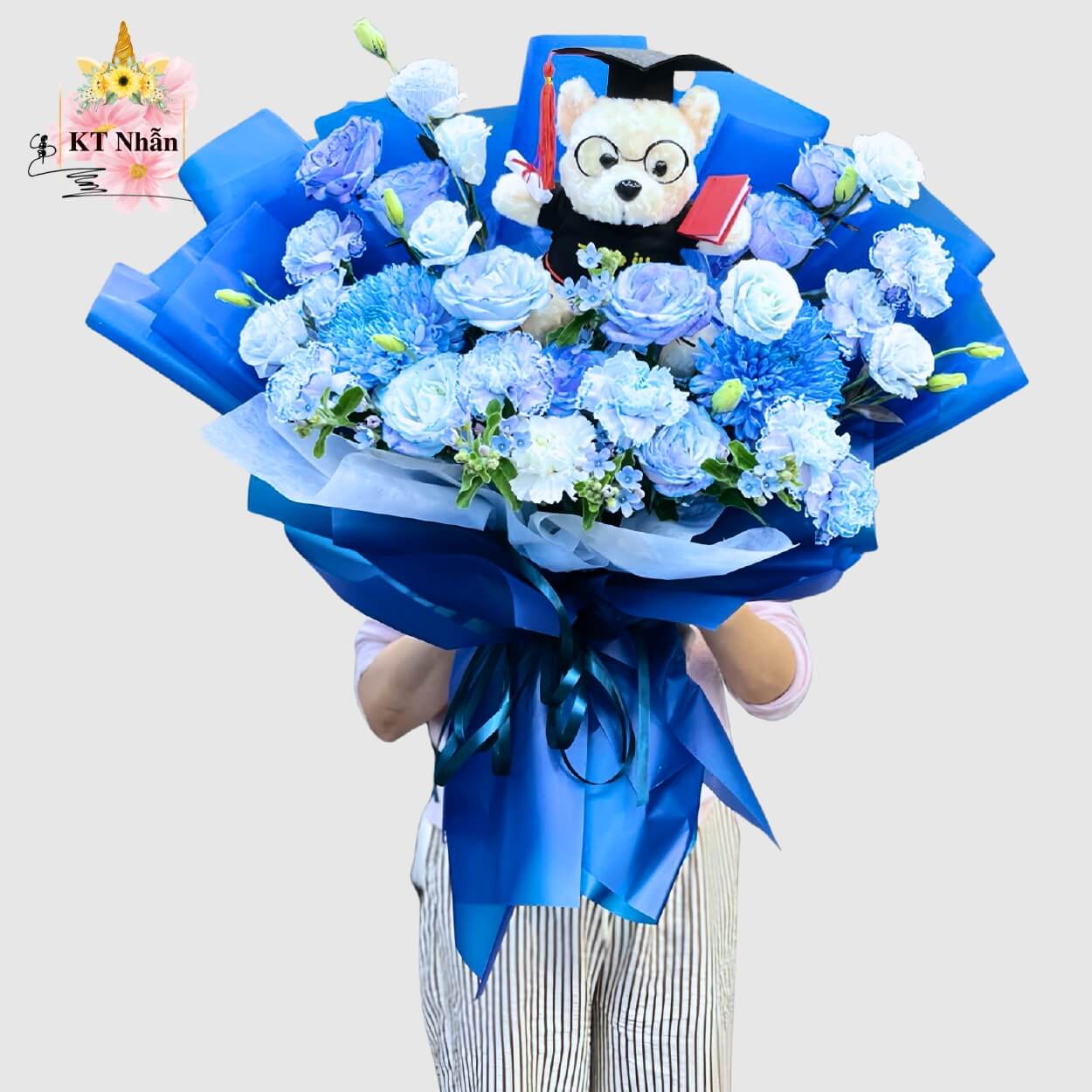 bo-hoa-tot-nghiep-tong-xanh-duong-bht023-cua-hang-hoa-tuoi-kt-nhan-bach-mai-ha-noi