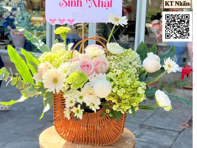 gio-hoa-chuc-mung-ght04-cua-hang-hoa-tuoi-kt-nhan-bach-mai-ha-noi